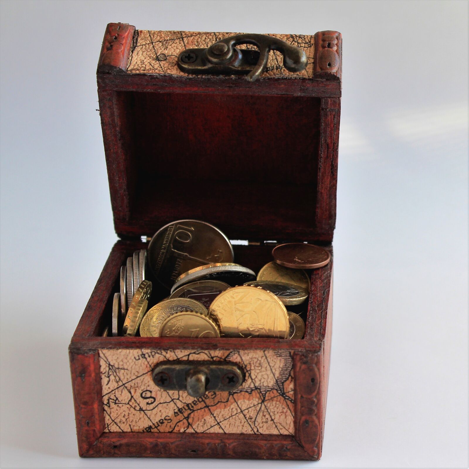 Canon EOS 550D (EOS Rebel T2i / EOS Kiss X4) sample photo. Currency, coin, casket photography
