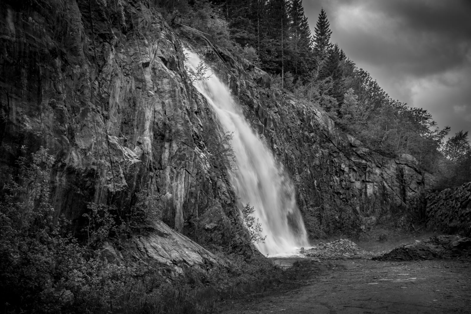 Canon EF-S 18-135mm F3.5-5.6 IS USM sample photo. Waterfall, norway, landscape photography