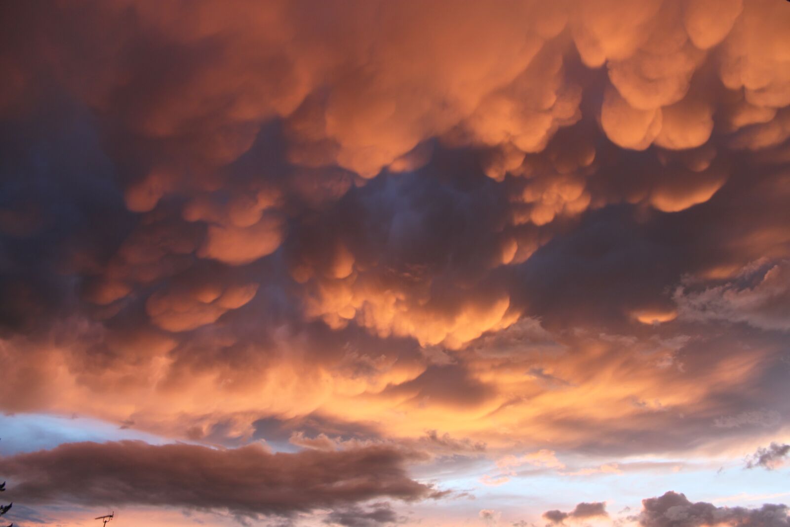 Canon EOS 500D (EOS Rebel T1i / EOS Kiss X3) sample photo. Clouds, sunset, thunderstorm photography