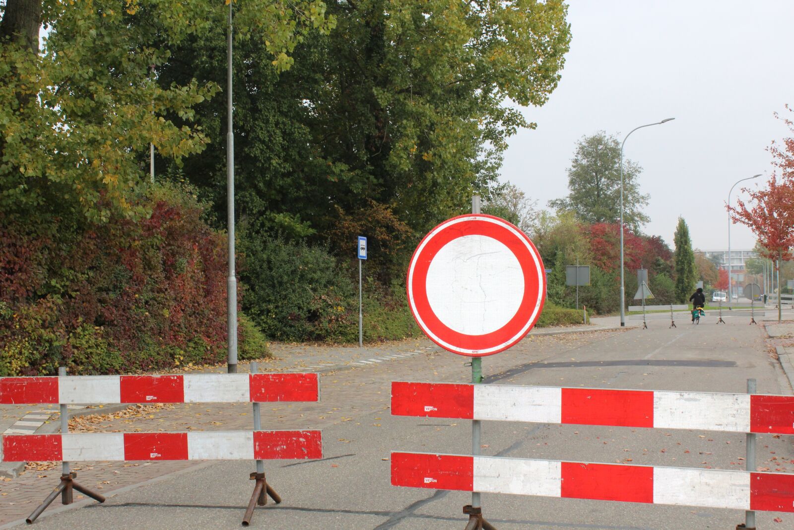 Canon EOS 1200D (EOS Rebel T5 / EOS Kiss X70 / EOS Hi) sample photo. Road, closed, sign photography