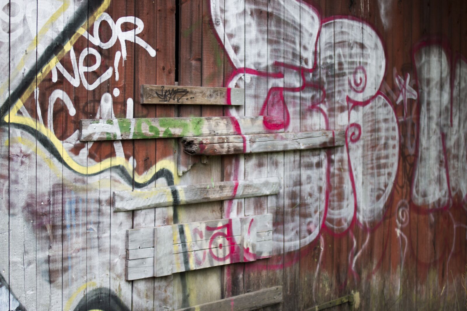 Canon EOS 70D + Canon EF 35mm F2 sample photo. Graffiti, wall, old photography
