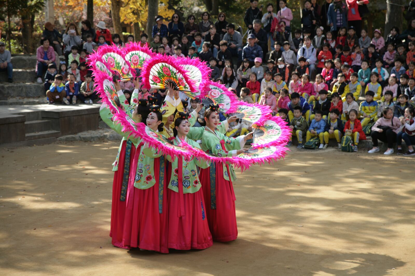 Canon EOS 5D sample photo. Debt spell, korean fan photography