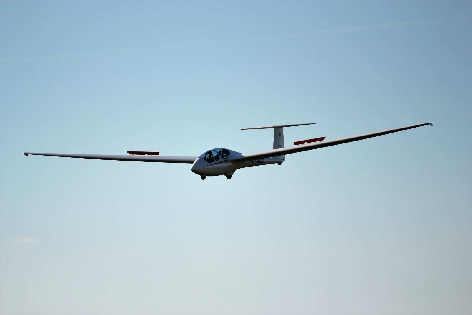 Canon EOS 550D (EOS Rebel T2i / EOS Kiss X4) sample photo. Landing, glider, glide photography