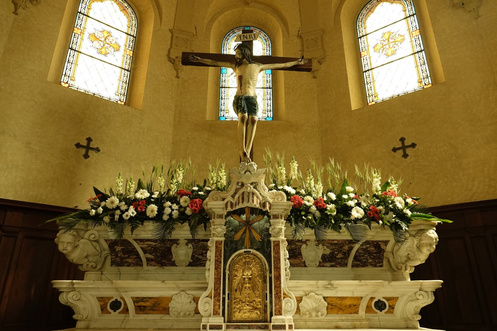 Sony Cyber-shot DSC-RX10 IV sample photo. Altar, crucifix, church photography