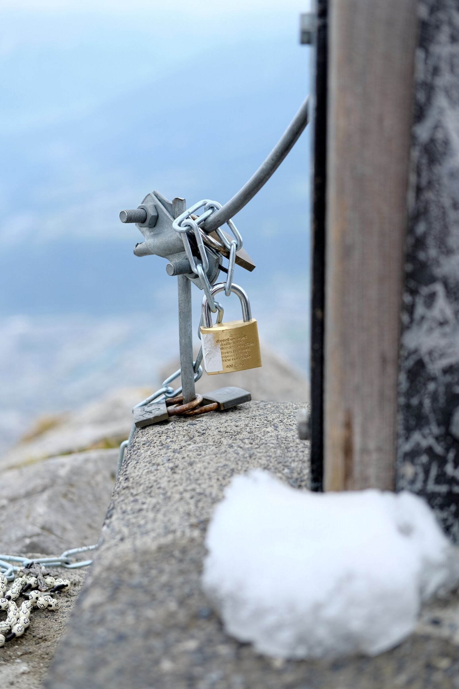 Fujifilm X-T2 + Fujifilm XF 35mm F2 R WR sample photo. Padlock, carbine, rope photography