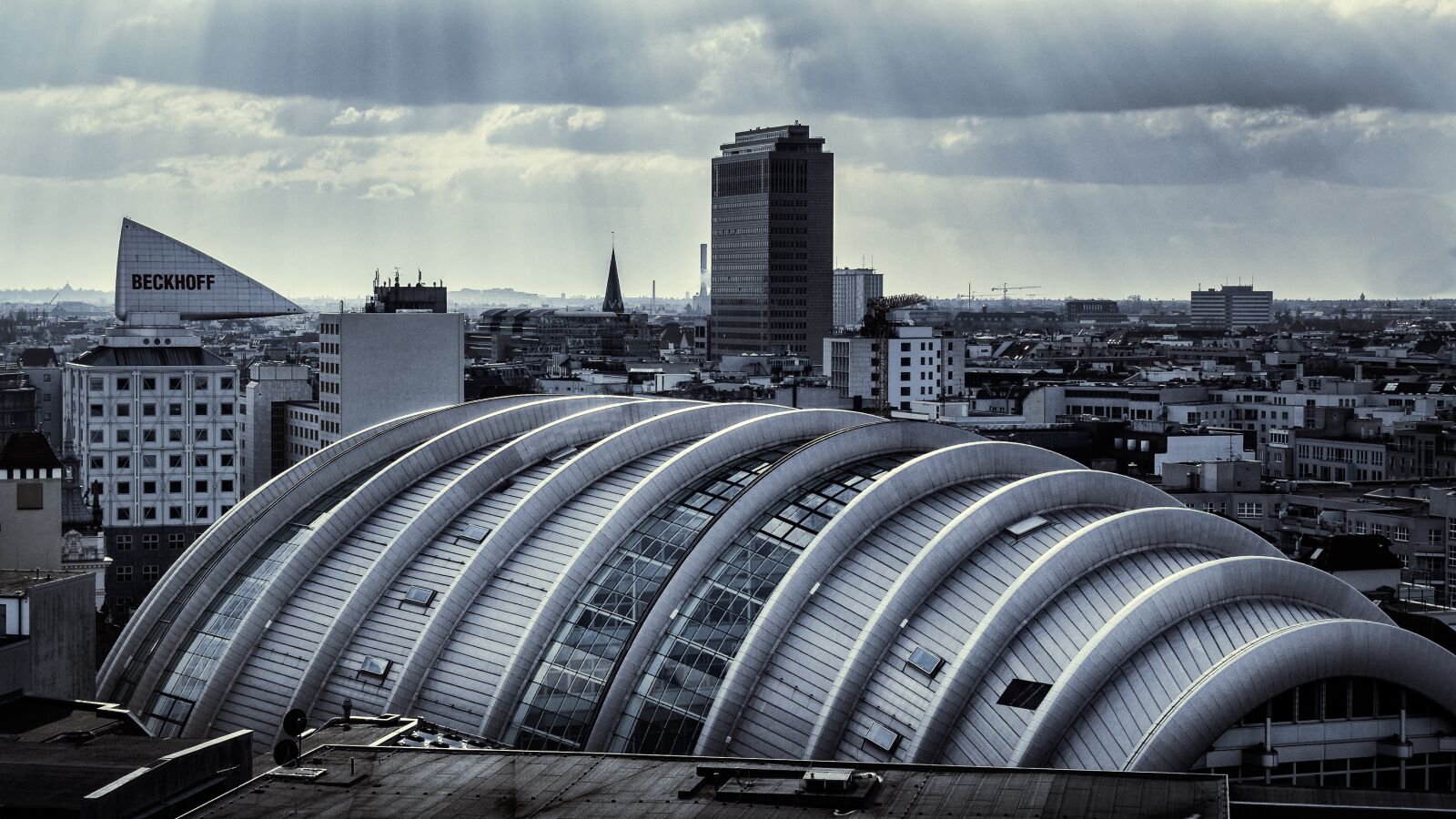 Olympus OM-D E-M10 sample photo. Architecture, berlin, roof photography