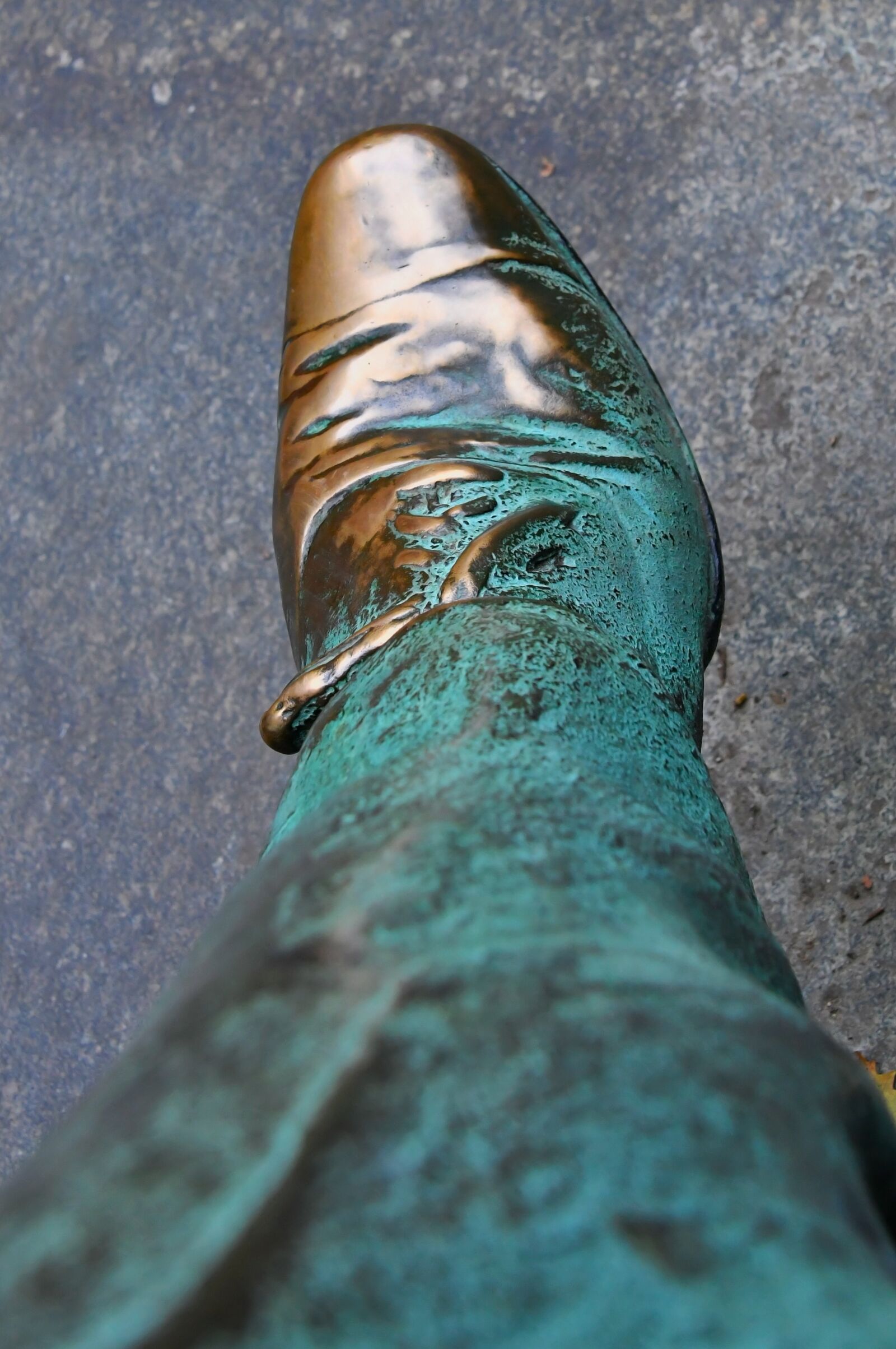 Nikon D3200 sample photo. Statue, bronze, shoe photography