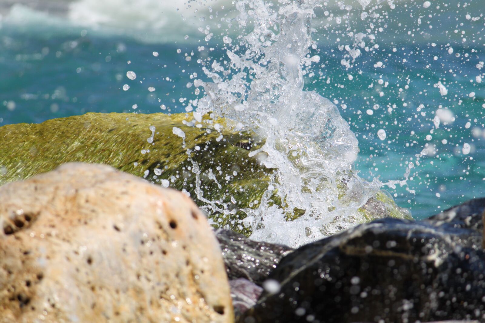 Canon EOS 500D (EOS Rebel T1i / EOS Kiss X3) sample photo. Stone, water, sea photography