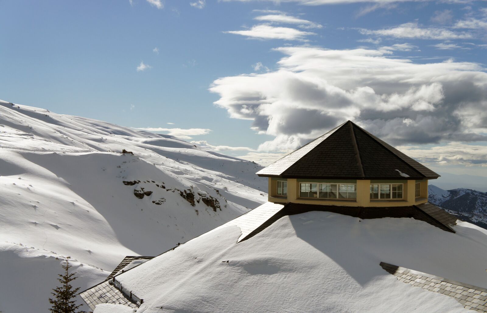 Sony Alpha NEX-3 + Sony E 18-55mm F3.5-5.6 OSS sample photo. Snow, roof, mountain photography
