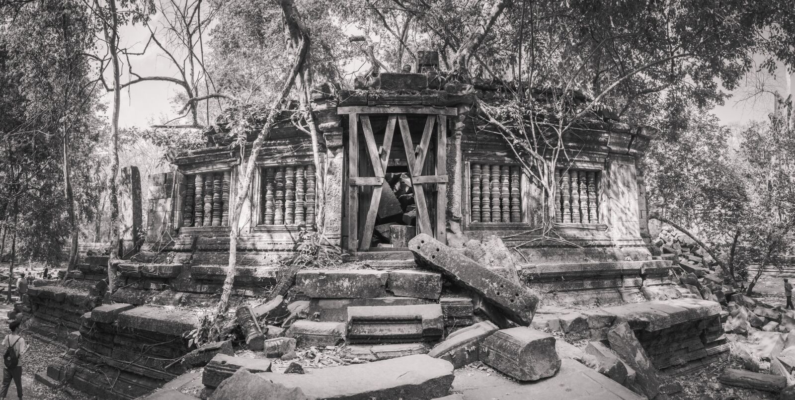 Sony a6000 + Sony E 16mm F2.8 sample photo. Cambodia, siem reap, collapse photography