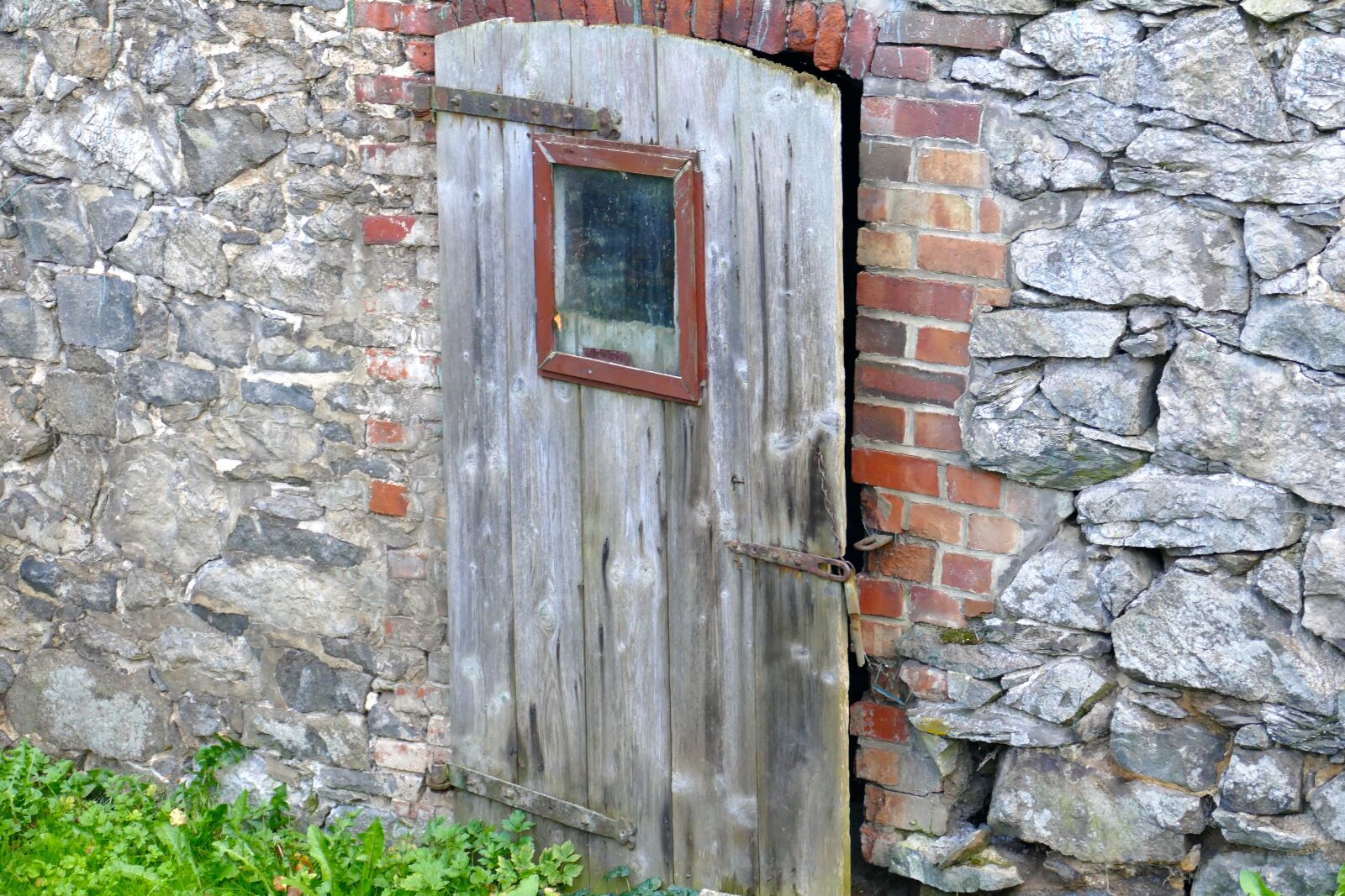 Panasonic Lumix DMC-FZ1000 sample photo. Door, old, wall photography