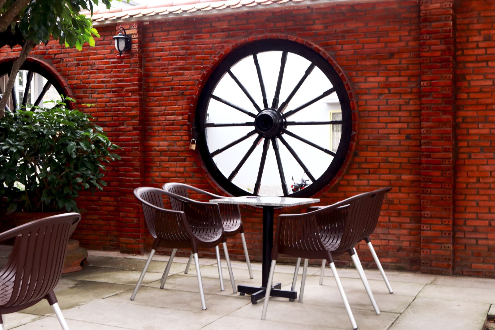 Canon EOS 80D sample photo. Chair, table, wheel photography