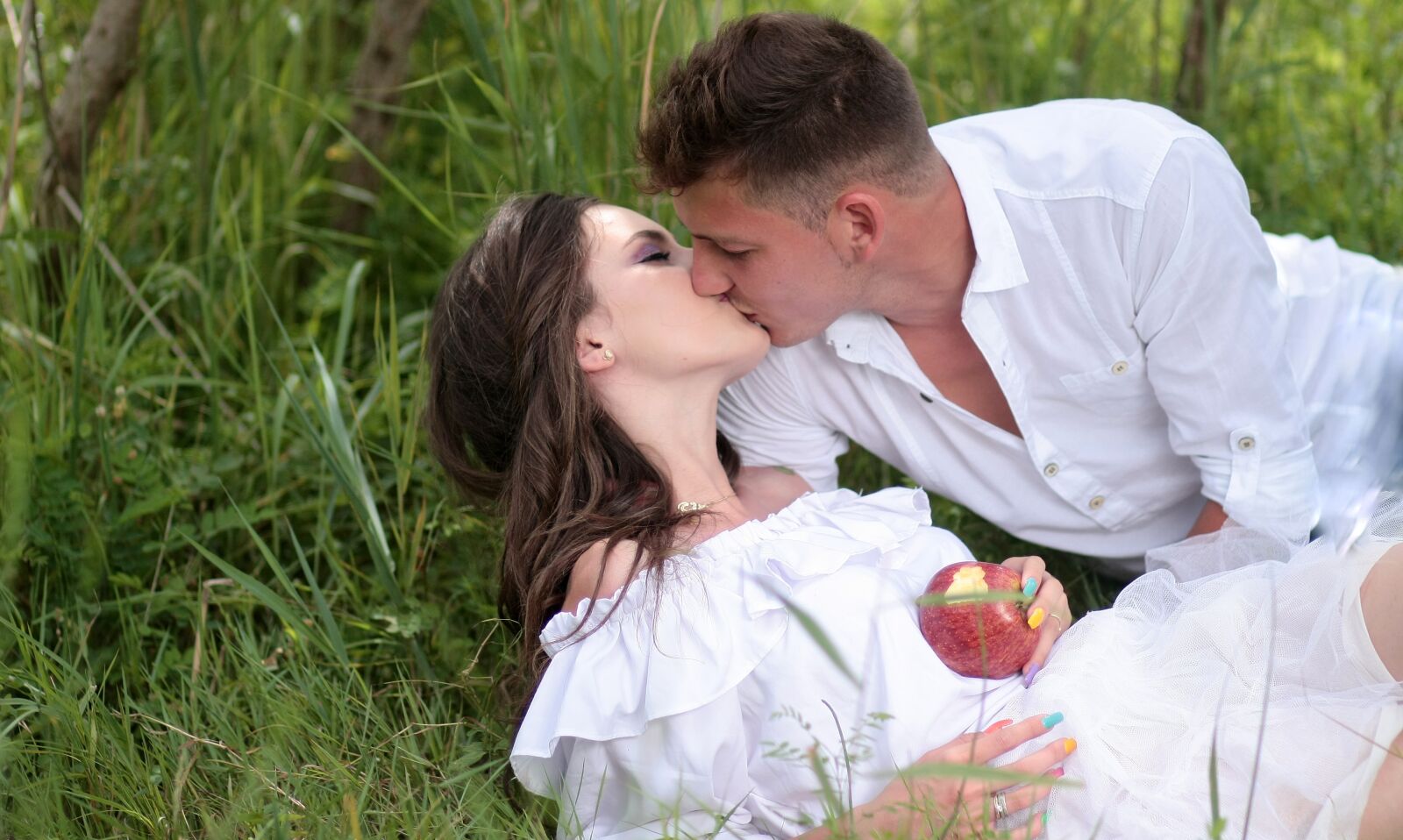 Canon EOS 450D (EOS Rebel XSi / EOS Kiss X2) sample photo. Snow white, print, kiss photography