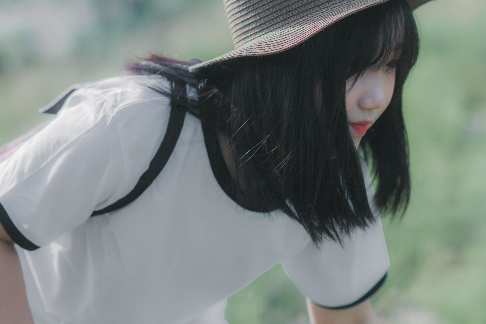 Canon EOS 700D (EOS Rebel T5i / EOS Kiss X7i) + Canon EF 85mm F1.8 USM sample photo. Woman, looking, away photography