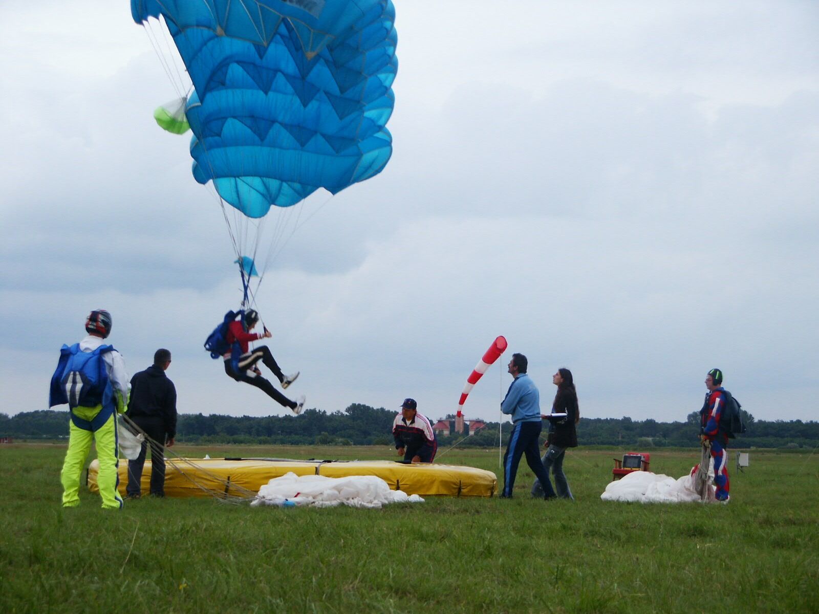 KONICA MINOLTA DiMAGE S414 sample photo. Parachute, parachutes, competition photography