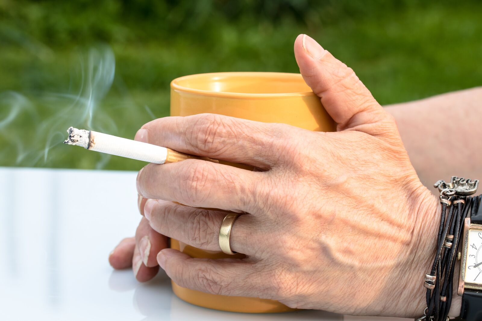 Canon EF-S 60mm F2.8 Macro USM sample photo. Cigarette, fag, hands photography