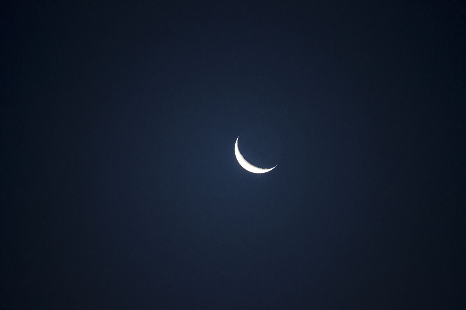 Canon EOS 600D (Rebel EOS T3i / EOS Kiss X5) + Canon EF-S 55-250mm F4-5.6 IS STM sample photo. Crescent, moon, heaven photography