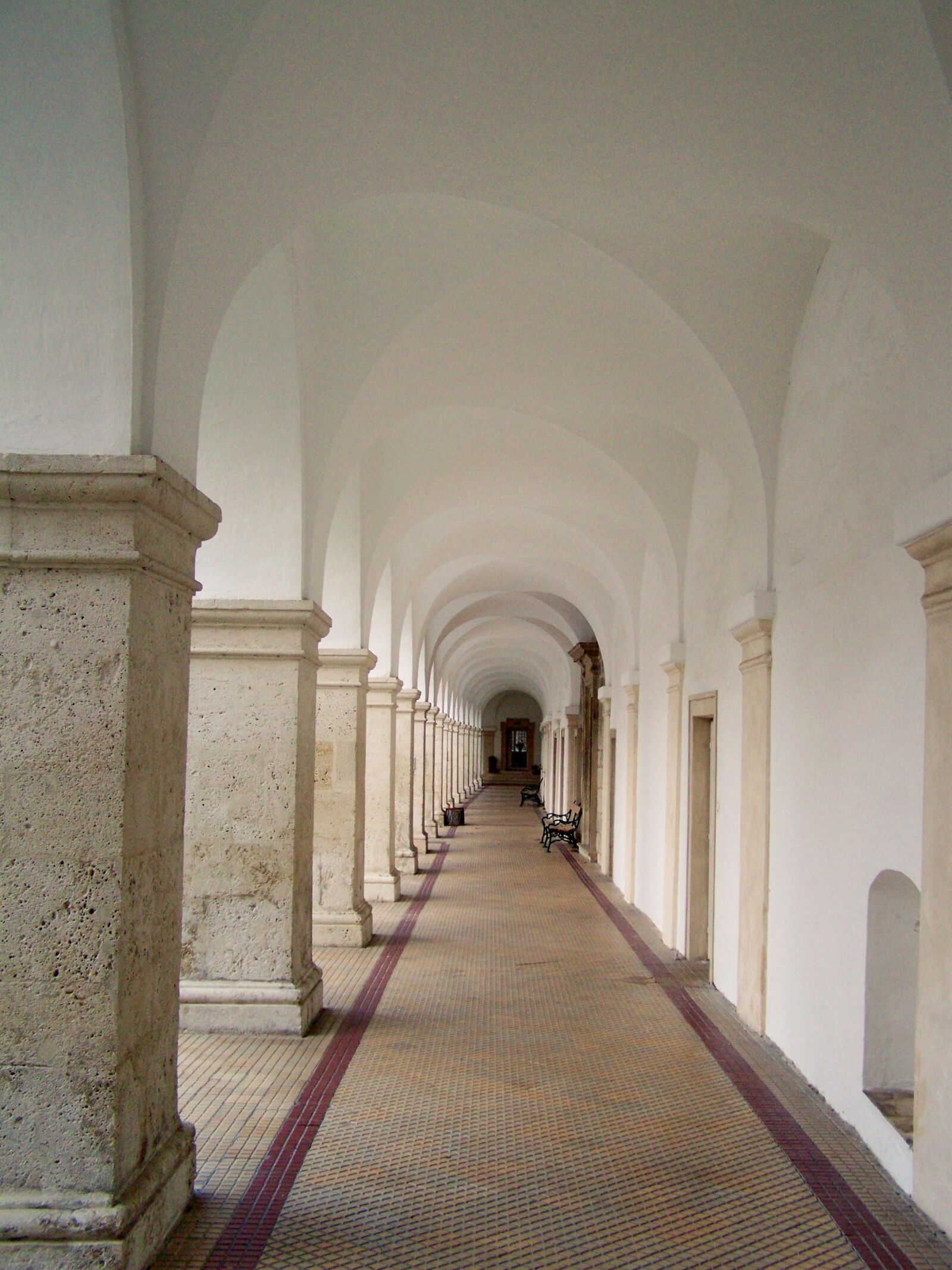 Kodak EASYSHARE ZD710 ZOOM DIGITAL CAMERA sample photo. Arches, corridor, architecture photography