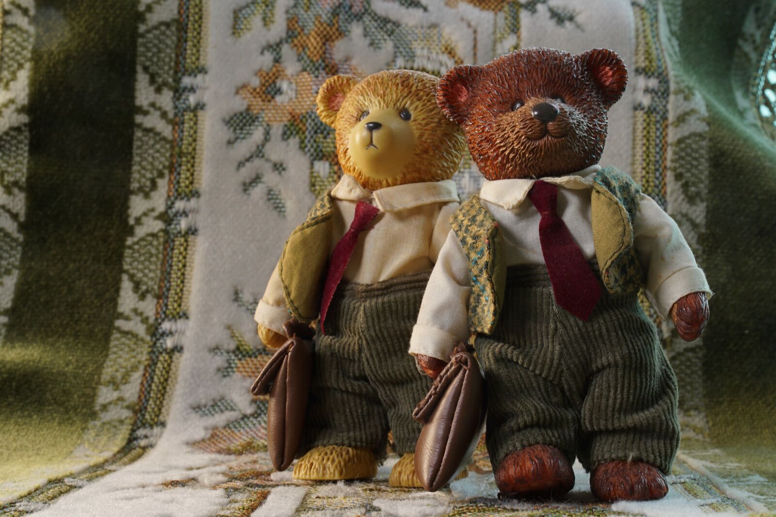 Sony a7S + Sony FE 24-70mm F2.8 GM sample photo. Two bears, partnership, cute photography
