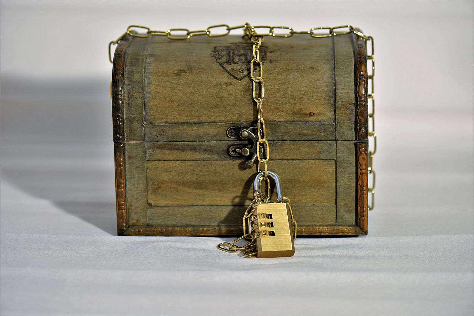 Nikon D610 sample photo. Treasure chest, chain, castle photography