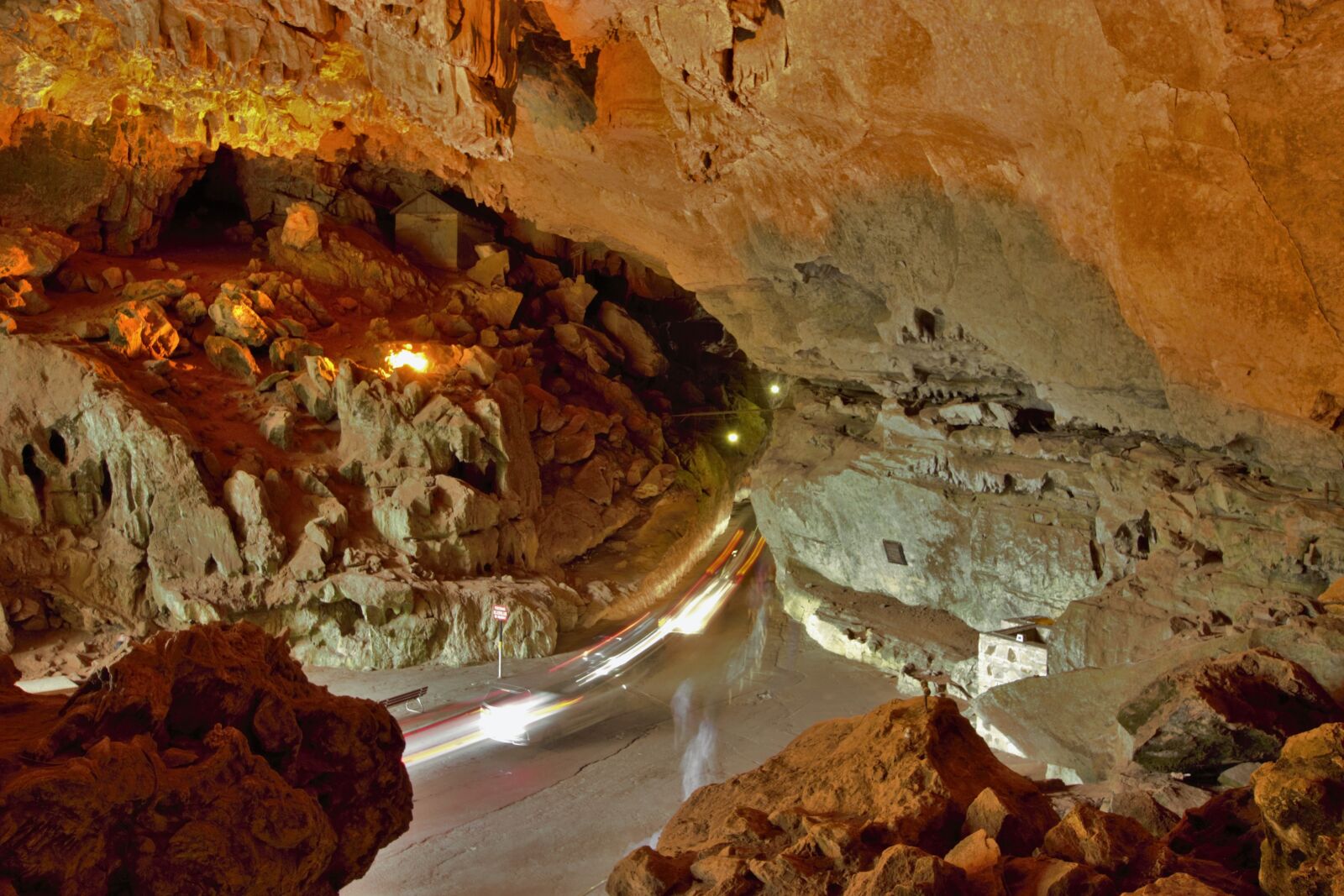 Canon EOS 600D (Rebel EOS T3i / EOS Kiss X5) sample photo. Cave, rocks, lights photography