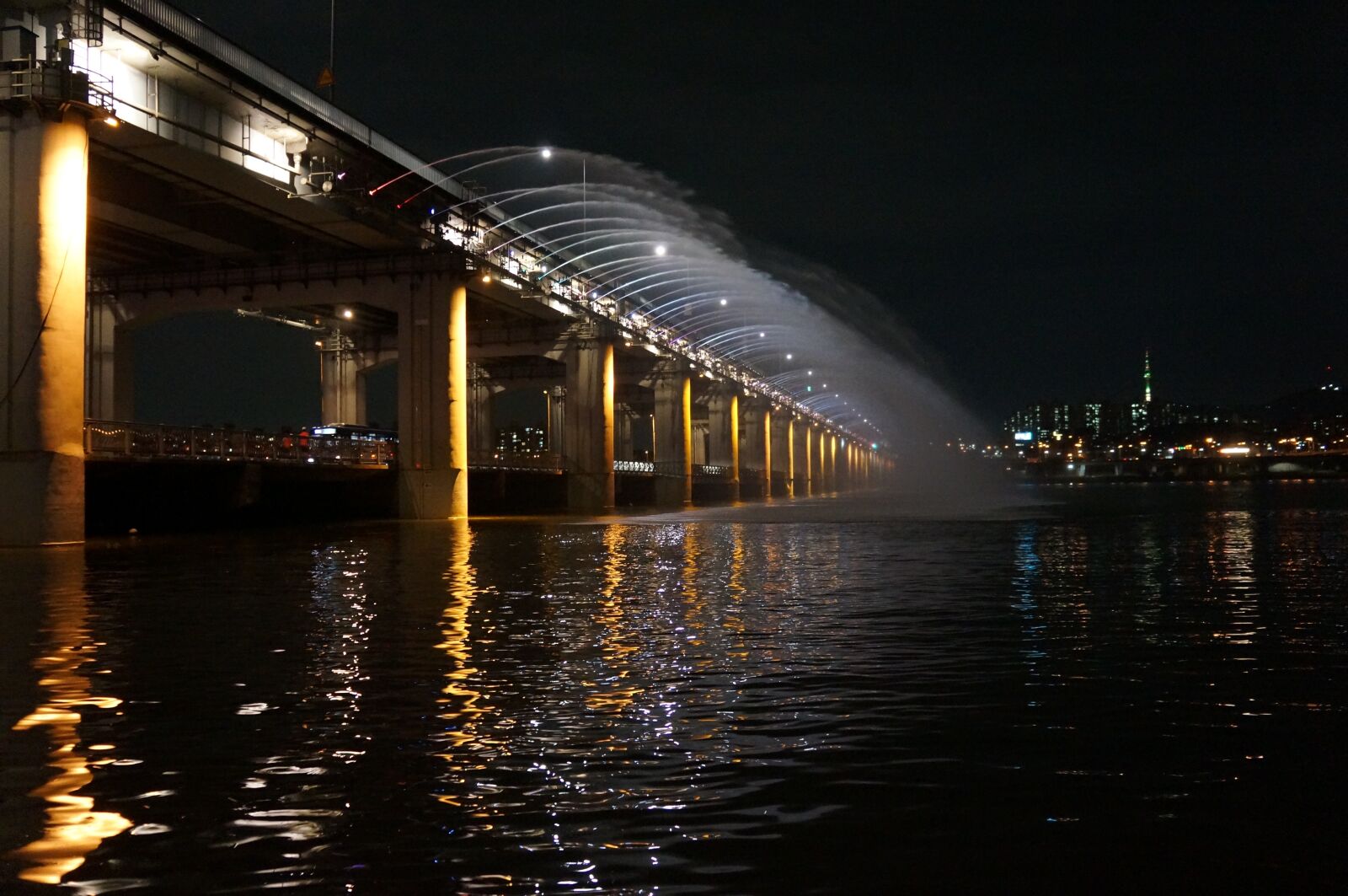 Sony Alpha NEX-5R + Sony E 18-55mm F3.5-5.6 OSS sample photo. Banpo bridge, fountain, han photography