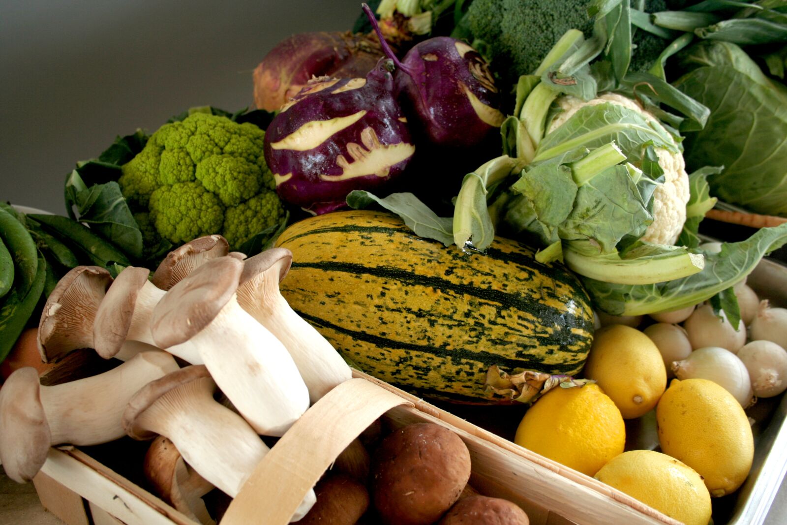 Canon EOS 350D (EOS Digital Rebel XT / EOS Kiss Digital N) sample photo. Vegetables, farmers local market photography