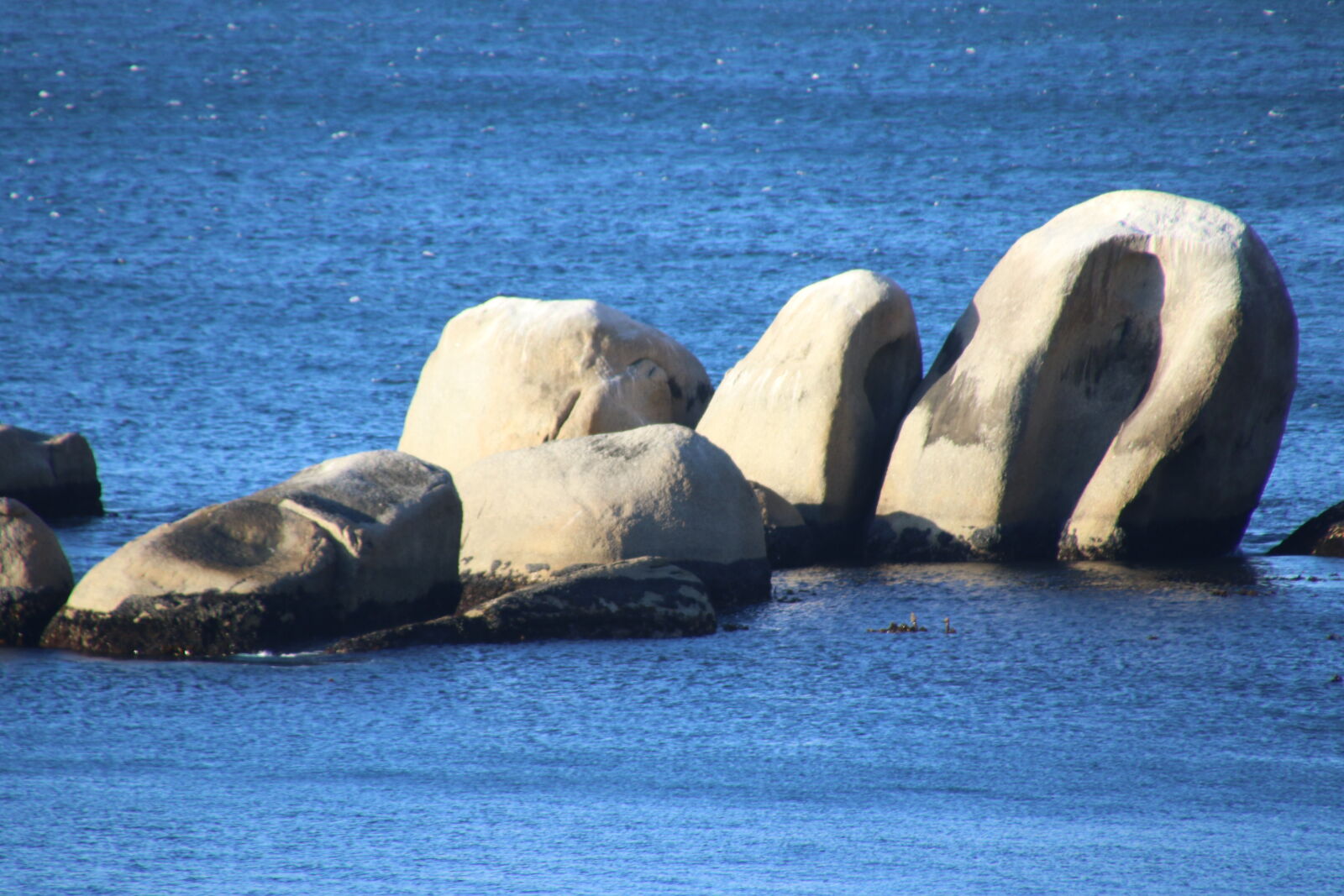 Canon EOS 7D Mark II sample photo. Ocean, pepples, rocks, sea photography