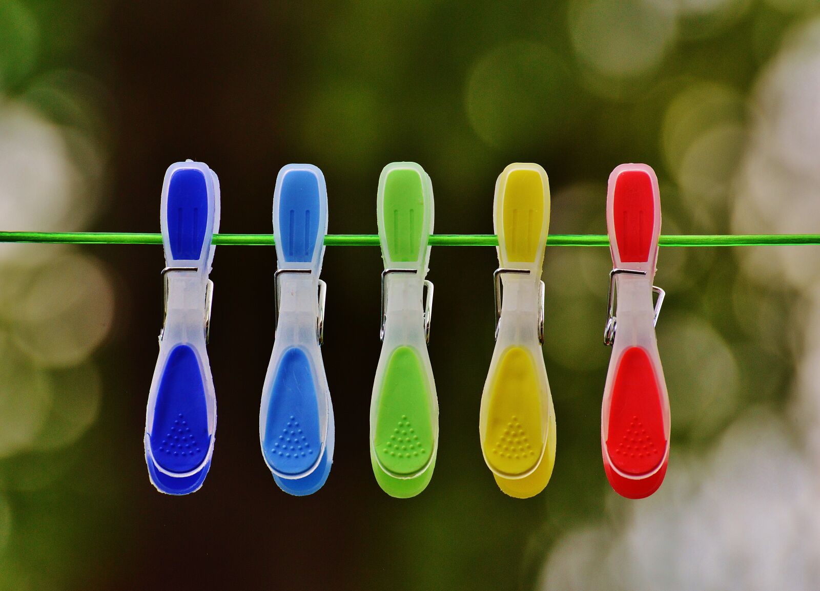 Nikon D3200 sample photo. Clothespins, leash, colorful photography