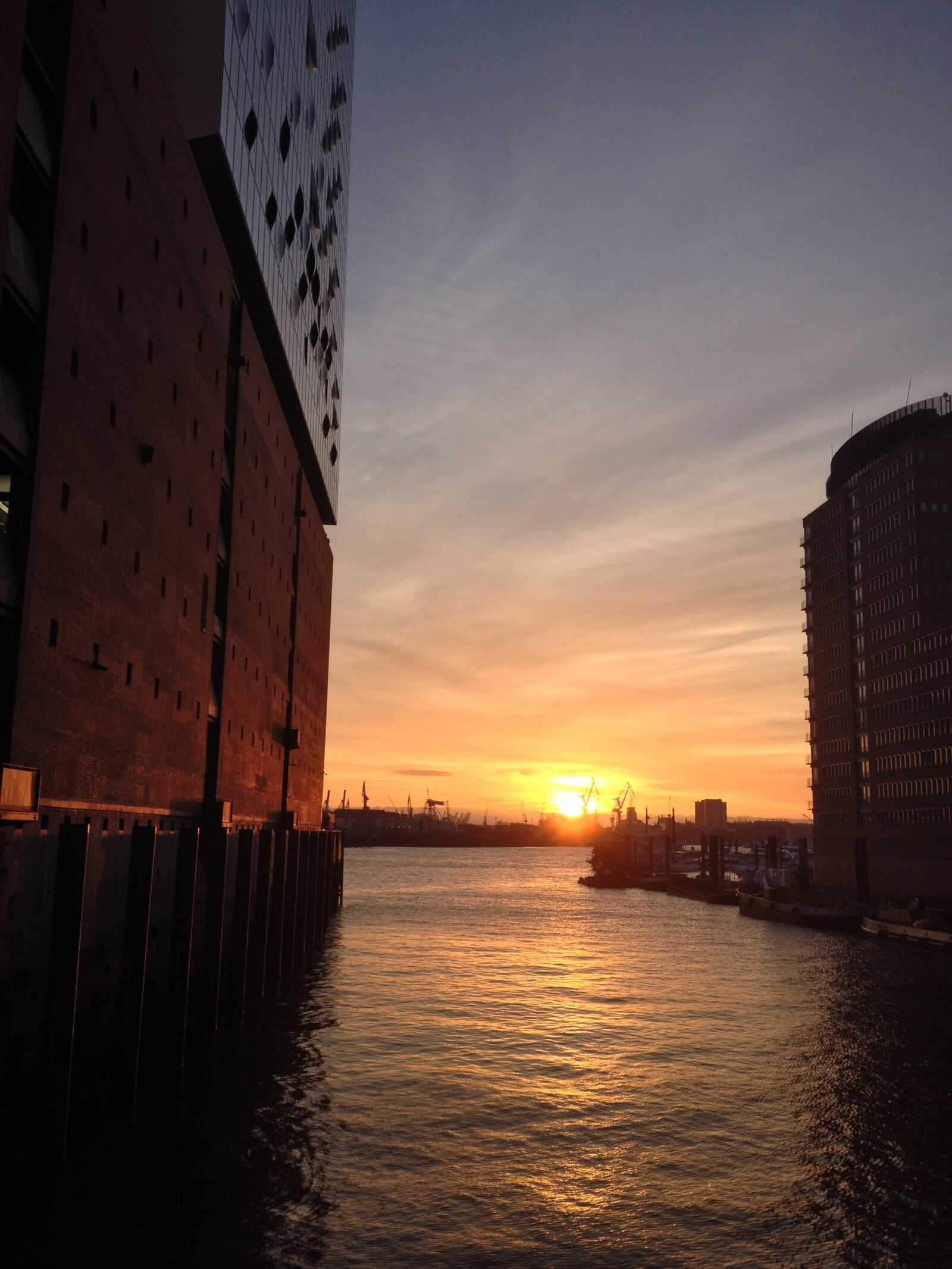 iPhone 4S back camera 4.28mm f/2.4 sample photo. Elbphilharmonie, hamburg, germany, harbour photography