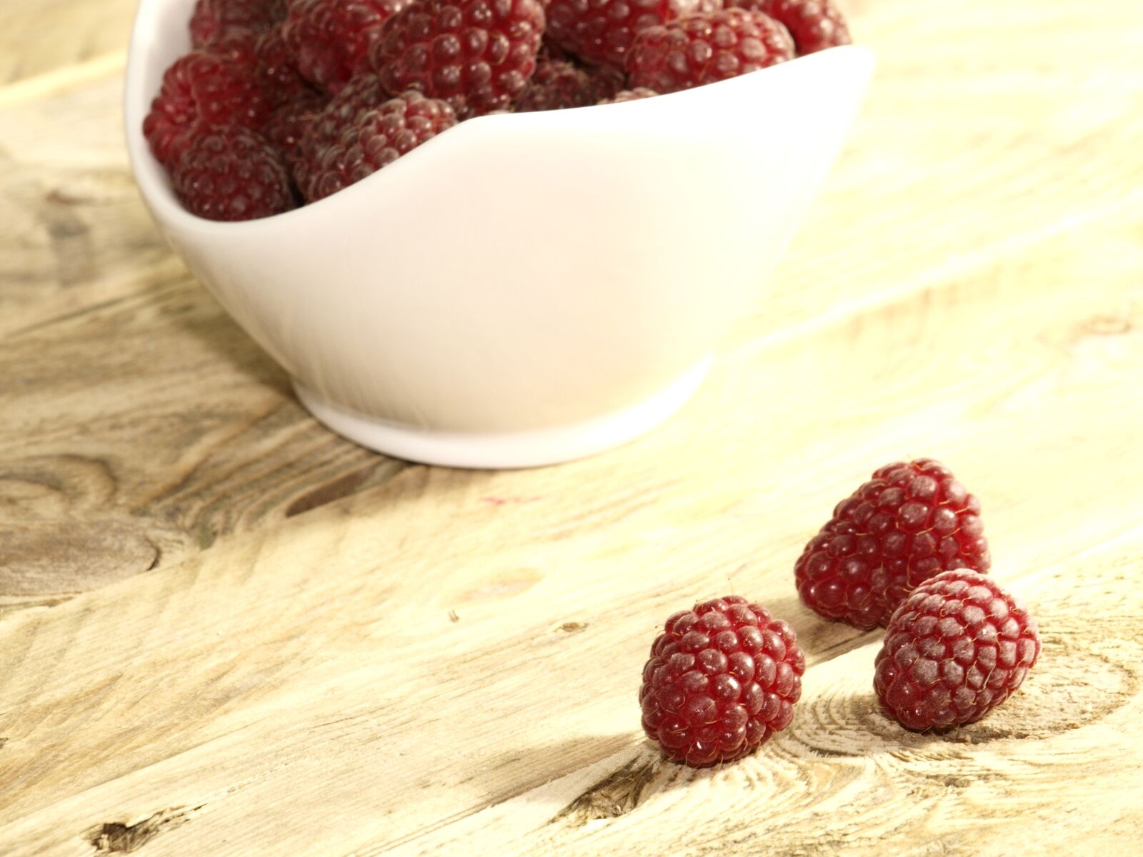 Olympus E-420 (EVOLT E-420) sample photo. Raspberry, red, fruit photography