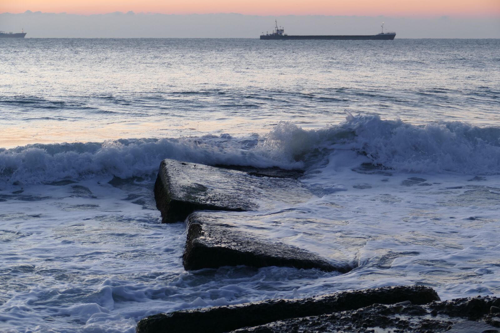 Panasonic Lumix DMC-FZ1000 sample photo. Waves, rocks, sea photography