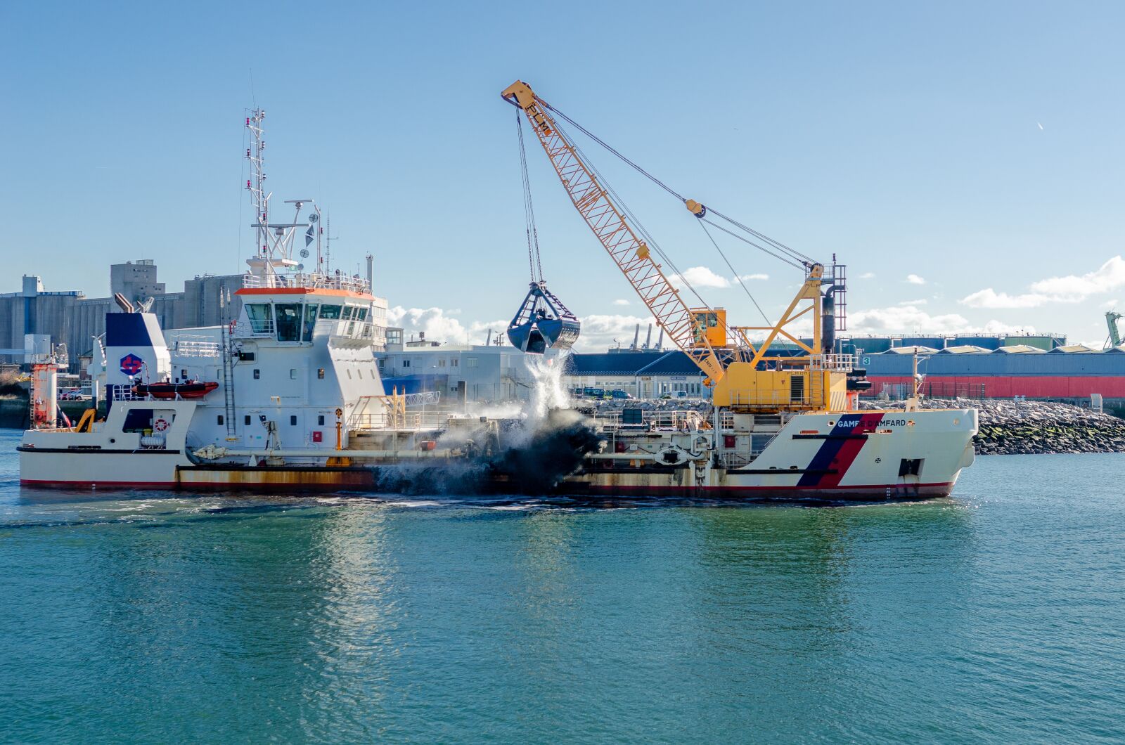 Nikon D7000 sample photo. Port, boat, dredge photography