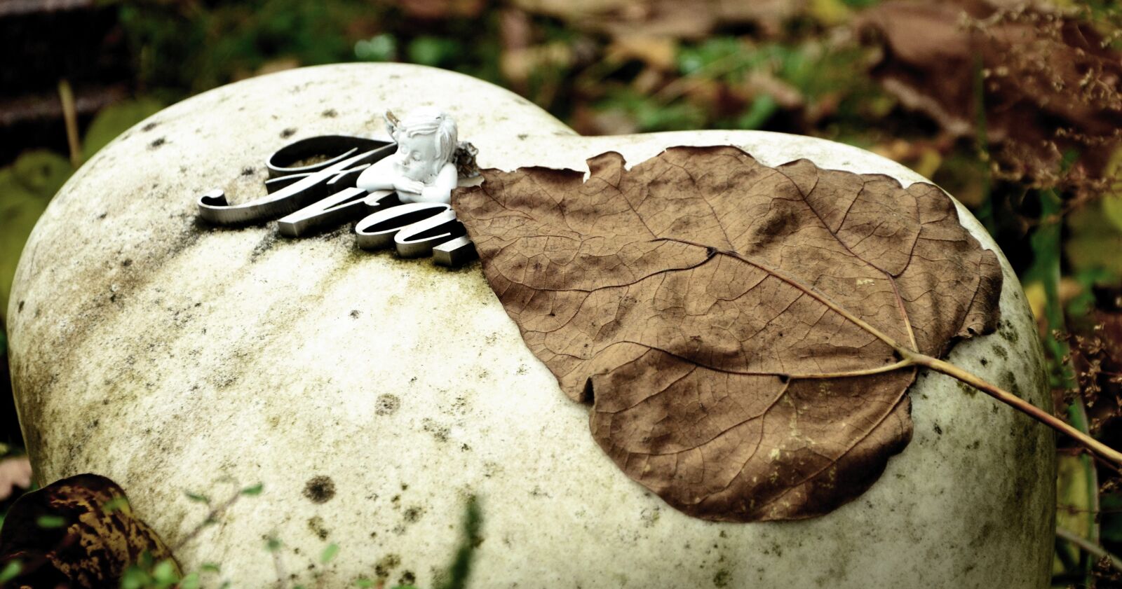Nikon D5100 sample photo. Grave, tomb, child grave photography