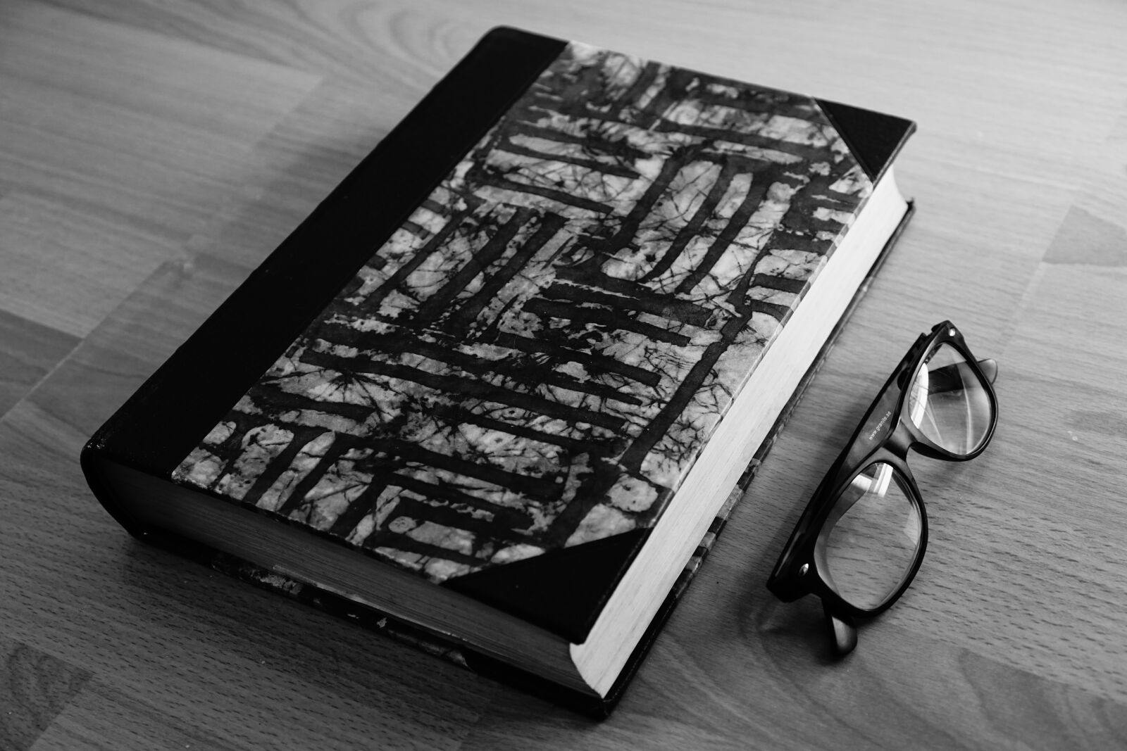 Sony a6000 + Sony E 35mm F1.8 OSS sample photo. Book, glasses, read photography