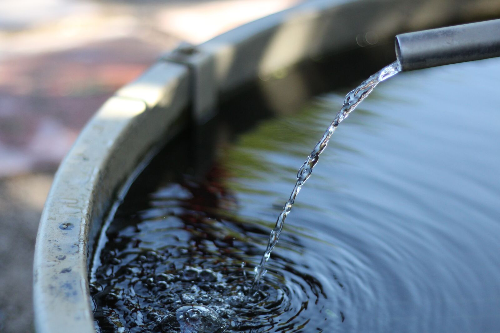 Canon EOS 700D (EOS Rebel T5i / EOS Kiss X7i) + Canon EF 50mm F1.8 STM sample photo. Bucket, water, drop photography