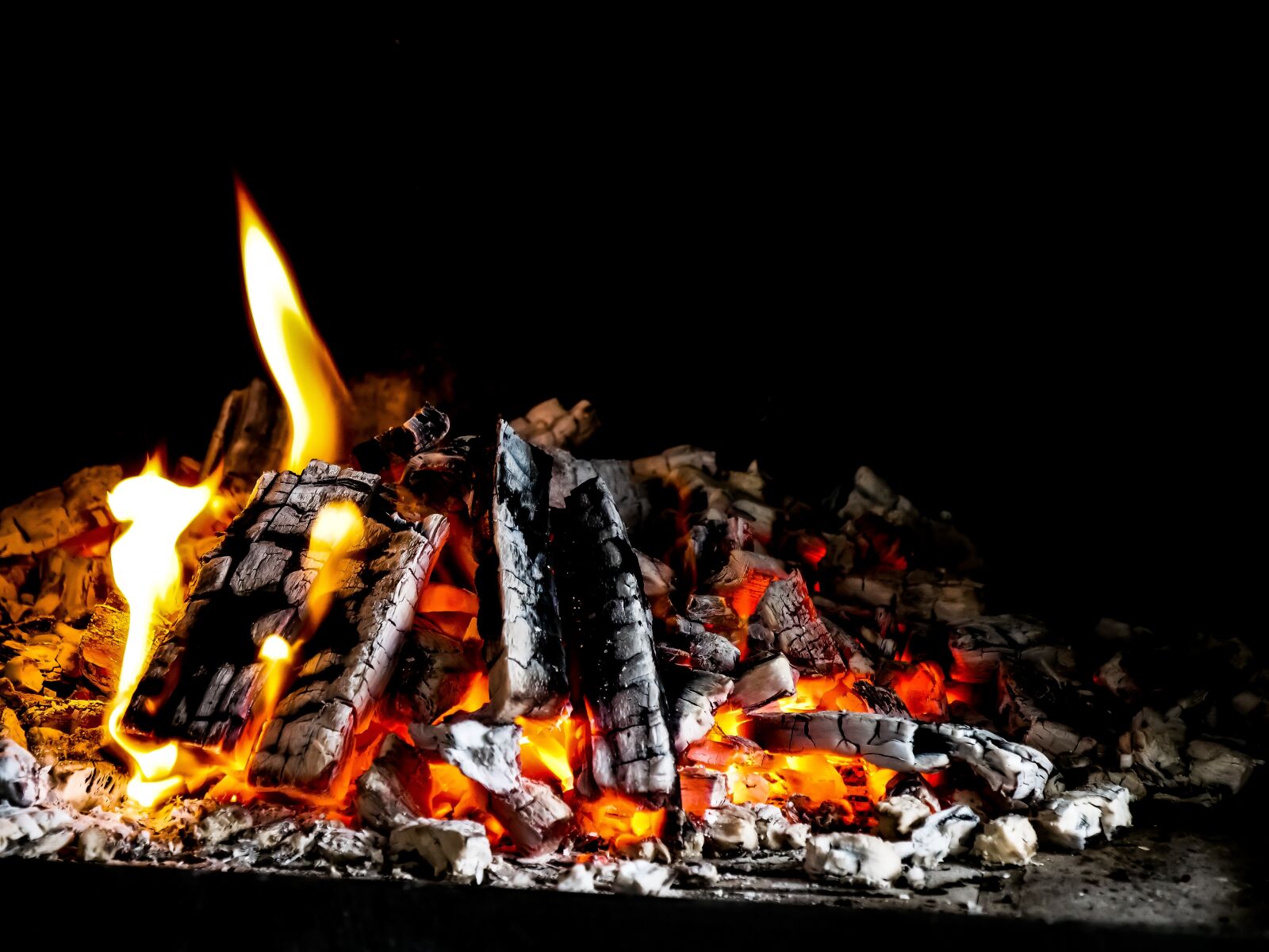 LEICA DG 12-60/F2.8-4.0 sample photo. Flare-up, heat, fireplace photography