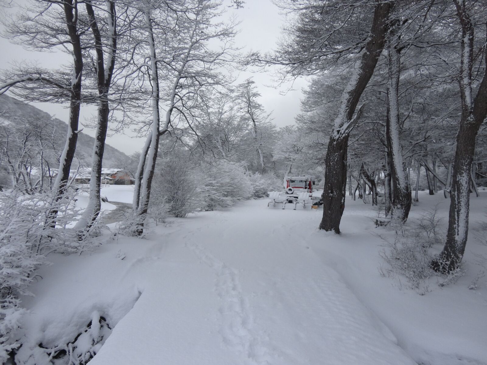 Sony Cyber-shot DSC-W570 sample photo. Snow, holidays, tourism photography
