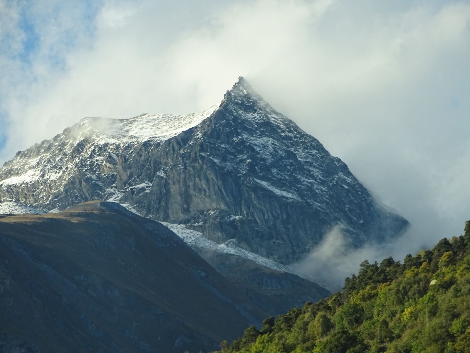 Sony Cyber-shot DSC-HX400V sample photo. Mountain, rock, alpine photography