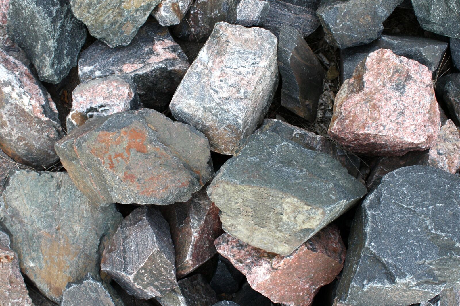 f/3.5-5.6 IS sample photo. Rocks, texture photography