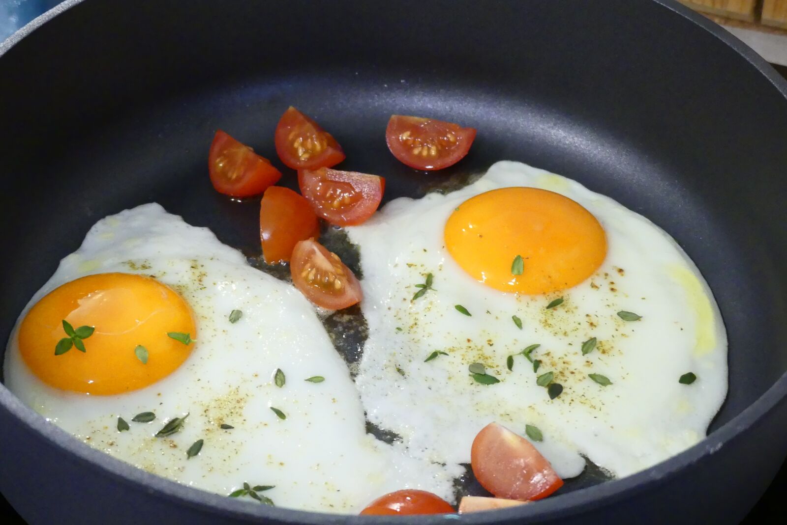 Panasonic Lumix DMC-FZ300 sample photo. Egg, fried, pan photography