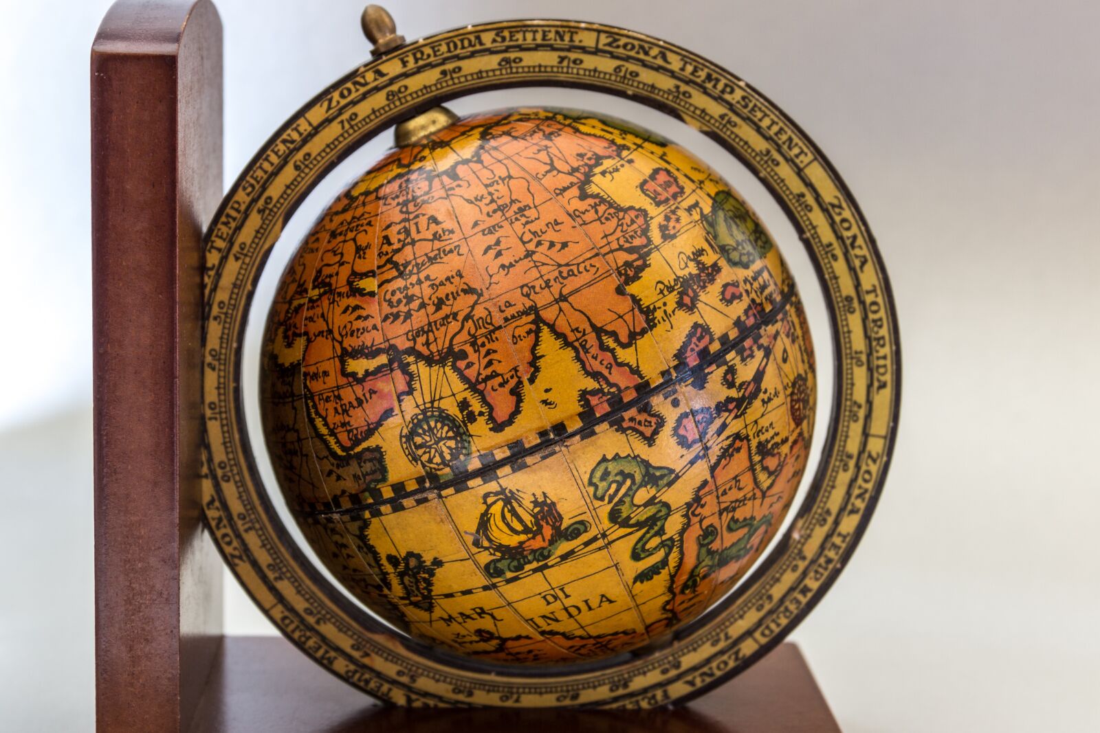 Canon EOS 600D (Rebel EOS T3i / EOS Kiss X5) sample photo. Globe, old, symbolism photography