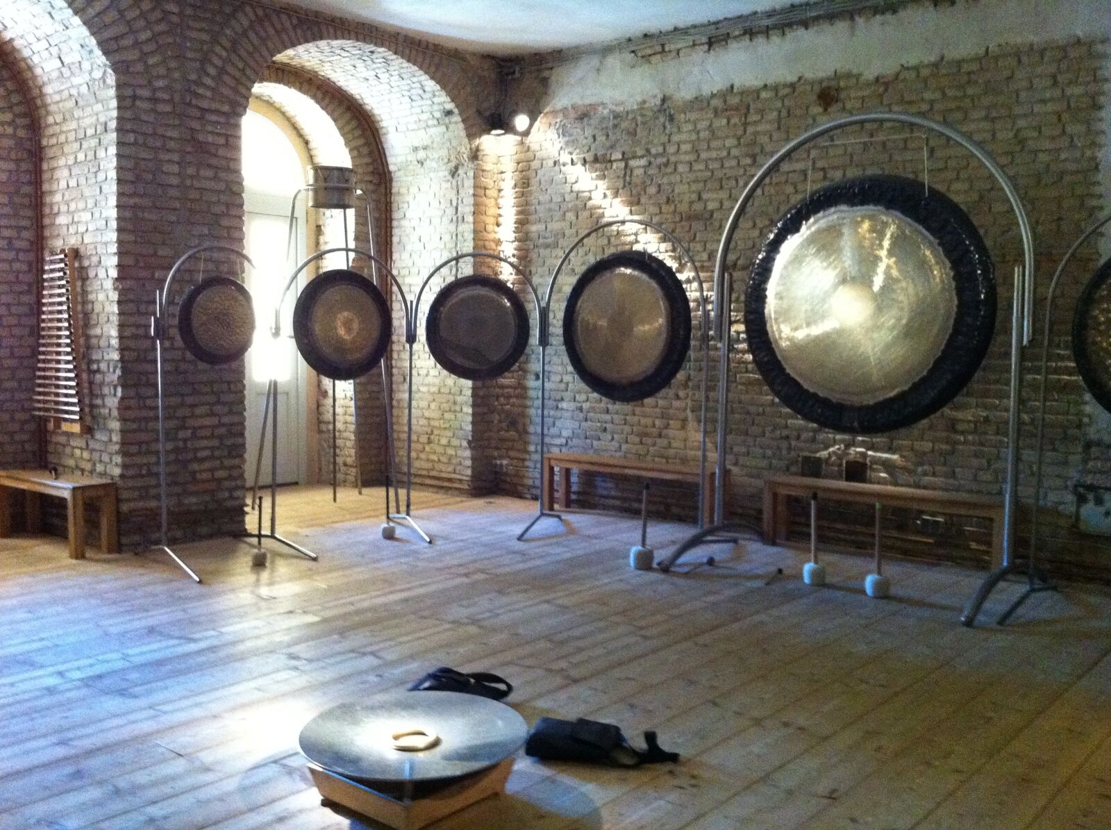 Apple iPhone 4 sample photo. Gongs, brick walls, seminar photography
