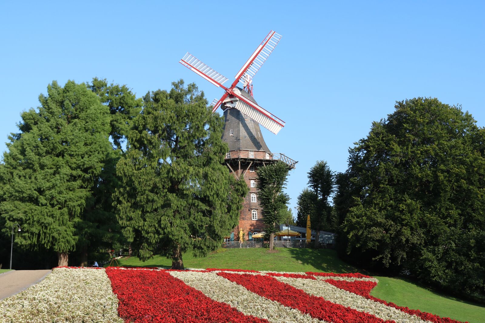 Canon EOS 750D (EOS Rebel T6i / EOS Kiss X8i) sample photo. Bremen, windmill on wall photography
