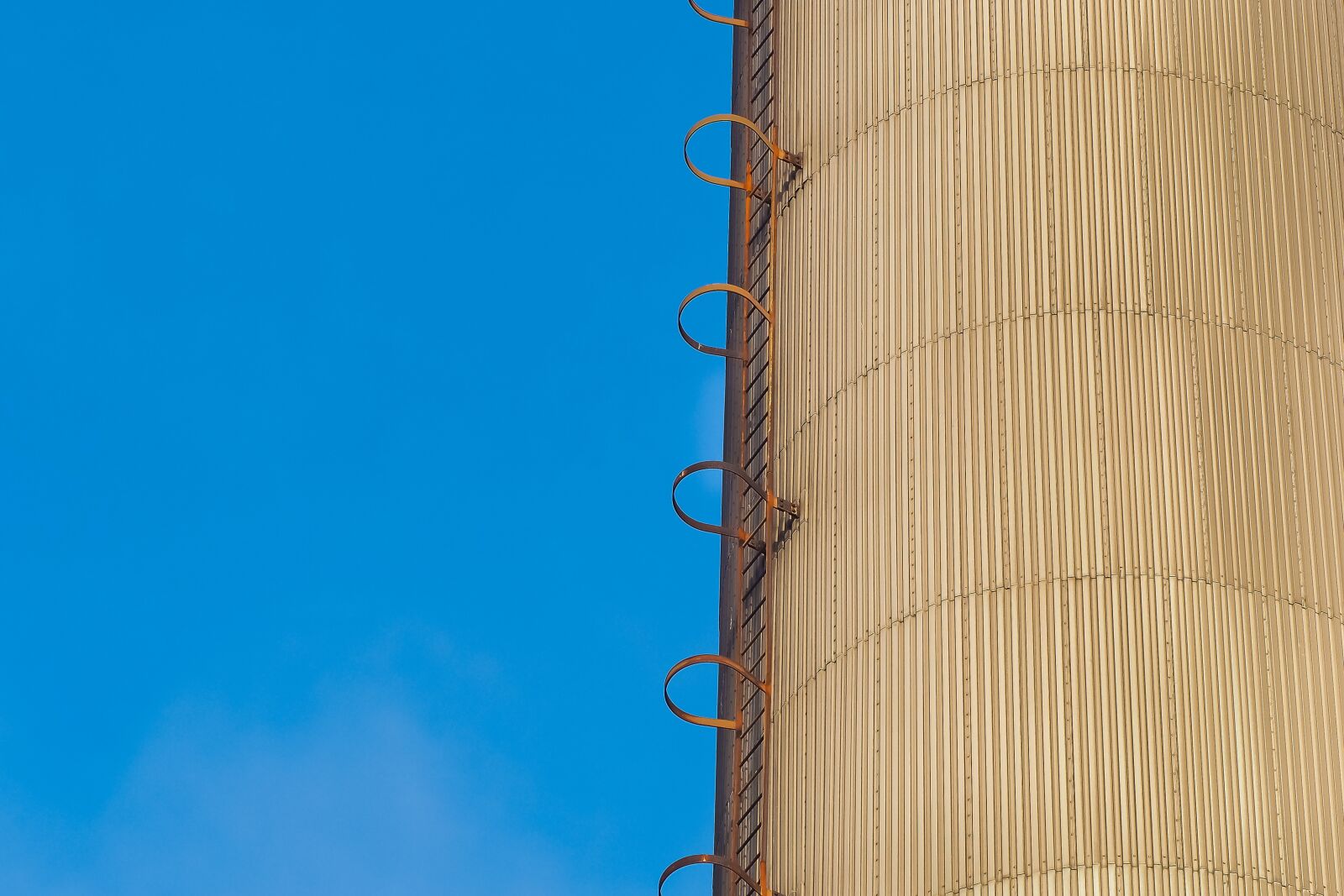 Olympus OM-D E-M10 sample photo. Architecture, chimney, building photography