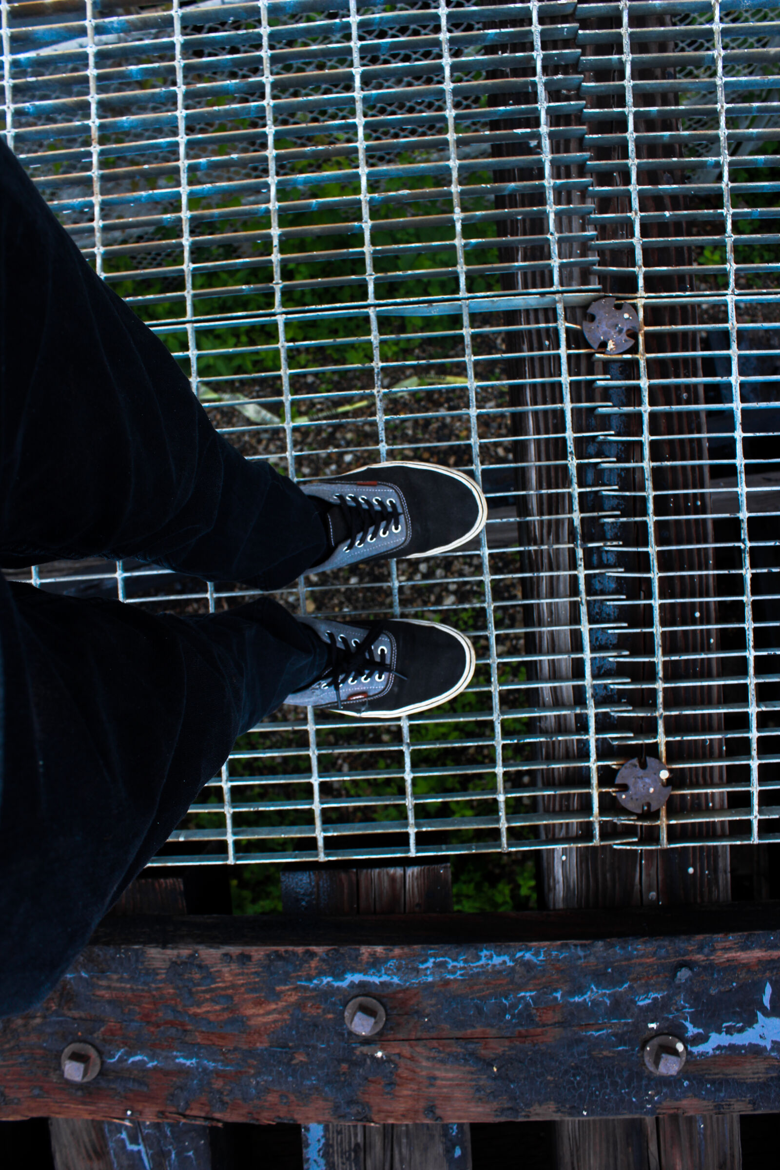 Canon EOS 600D (Rebel EOS T3i / EOS Kiss X5) sample photo. Bridge, shoes, walkway photography