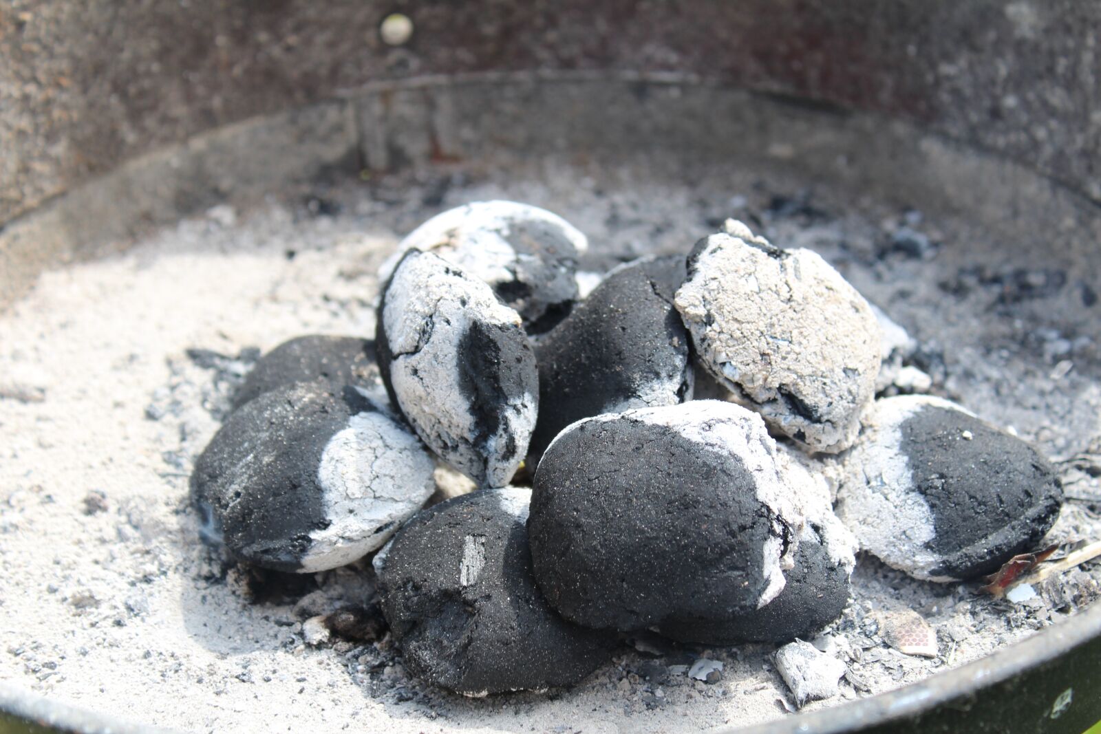 Canon EOS 1300D (EOS Rebel T6 / EOS Kiss X80) sample photo. Briquette, fire, grill photography