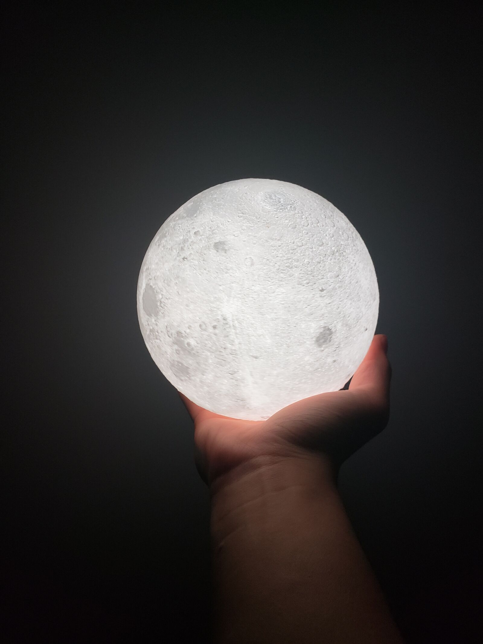 Samsung Galaxy S9 sample photo. Moon, hand, night photography