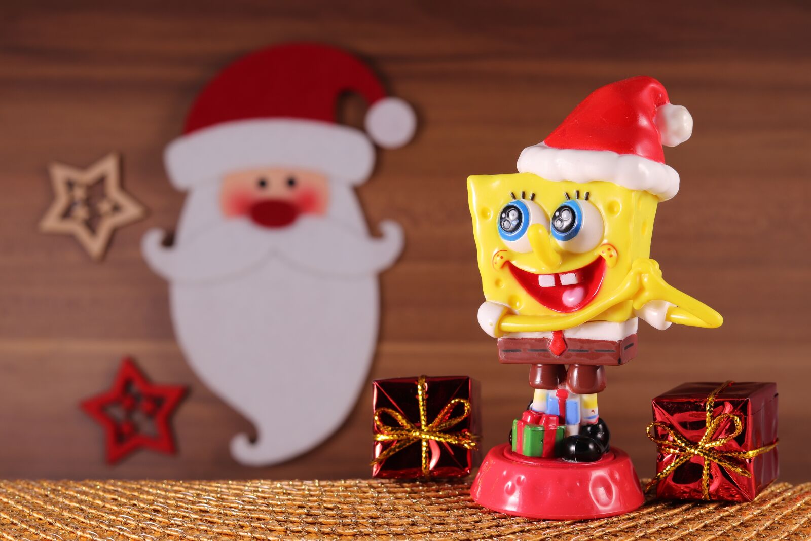 Canon EOS 800D (EOS Rebel T7i / EOS Kiss X9i) + Canon EF 50mm F1.8 STM sample photo. Spongebob, sponge head, christmas photography