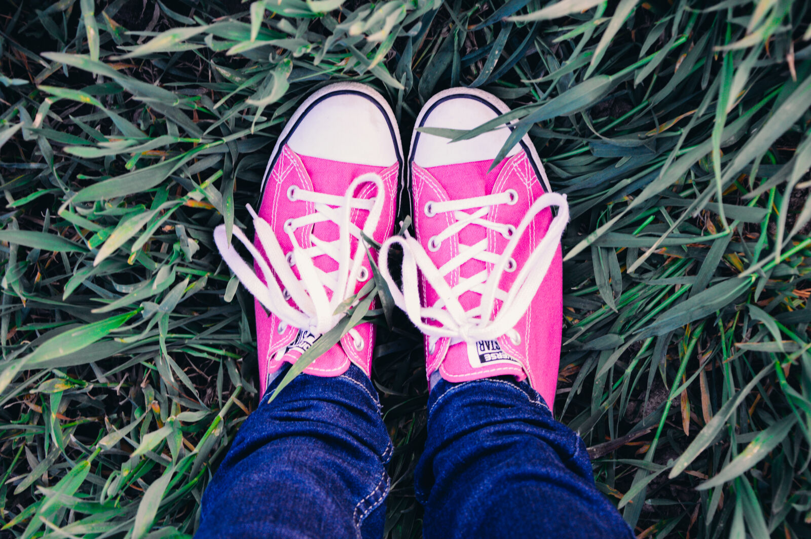 Nikon D3200 sample photo. Converse, feet, footwear, grass photography